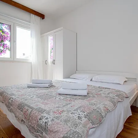 Nikola Apartment