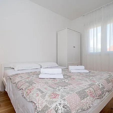 Nikola Apartman Kastel Novi